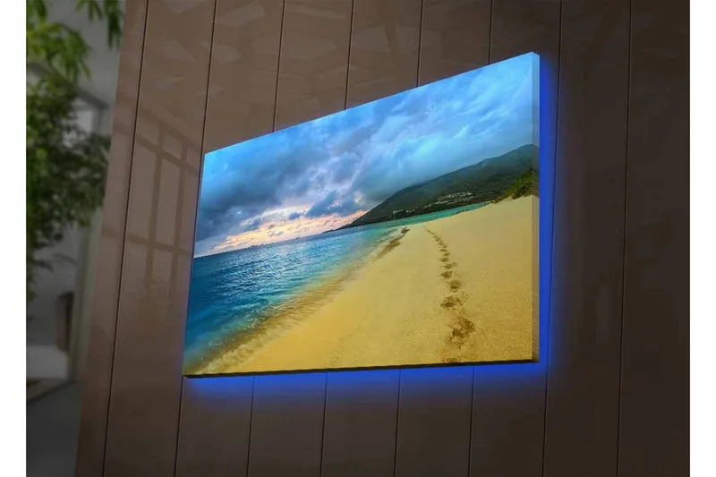 Lerretsbilde med LED-belysning - Vakker strand med fotspor i sanden og en dramatisk himmel - Blå / Sandgul / Grå - Innredning - Bilder & kunst - Lerretsbilder
