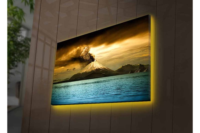 Lerretsbilde med LED-belysning - Vulkan med utbrudd og refleksjon i vann - Gull / Blå / Grå - Innredning - Bilder & kunst - Lerretsbilder