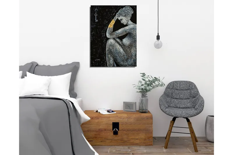 Lerretsbilde - Naken kvinne i en tankefull positur med en gyllen detalj på armen - Svart / Grå / Gull - Innredning - Bilder & kunst - Lerretsbilder