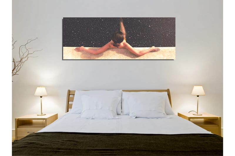Lerretsbilde - Naken kvinne som strekker seg over et basseng med en stjernehimmel i bakgrunnen - Mørk blå / Beige / Svart - Innredning - Bilder & kunst - Lerretsbilder