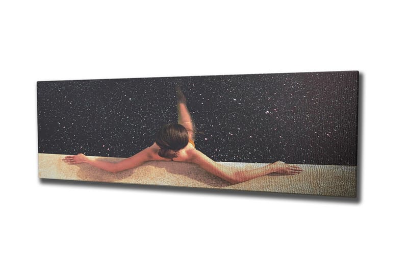 Lerretsbilde - Naken kvinne som strekker seg over et basseng med en stjernehimmel i bakgrunnen, Mørk blå / Beige / Svart