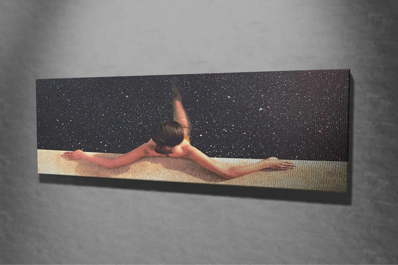 Lerretsbilde - Naken kvinne som strekker seg over et basseng med en stjernehimmel i bakgrunnen - Mørk blå / Beige / Svart - Innredning - Bilder & kunst - Lerretsbilder
