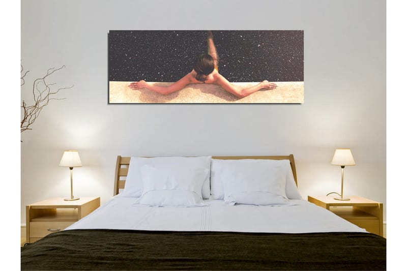 Lerretsbilde - Naken kvinne som strekker seg over et basseng med en stjernehimmel i bakgrunnen - Mørk blå / Beige / Svart - Innredning - Bilder & kunst - Lerretsbilder