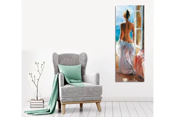 Lerretsbilde - Naken kvinne står ved et vindu med utsikt over havet - Blå / Hvit / Beige - Innredning - Bilder & kunst - Lerretsbilder