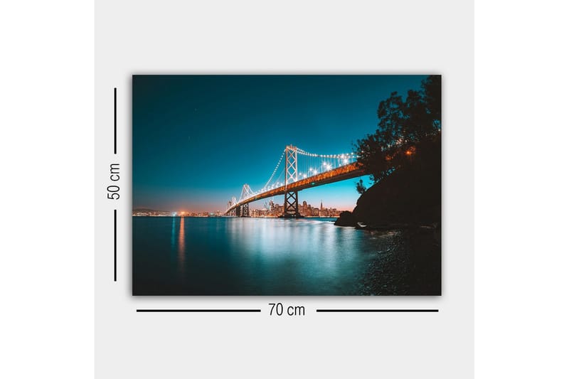 Lerretsbilde - Opplyst bro over en stille vannflate med byens skyline i bakgrunnen - Blå / Oransje / Svart - Innredning - Bilder & kunst - Lerretsbilder