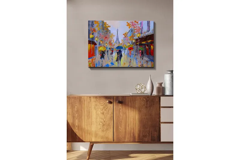 Lerretsbilde - Regnfull gatescene med folk under paraplyer i et urbant miljø - Gul / Rød / Blå - Innredning - Bilder & kunst - Lerretsbilder