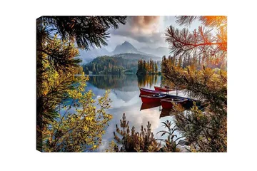 Lerretsbilde - Rolig innsjø med røde båter omgitt av frodige trær og fjell i bakgrunnen - Grønn / Rød / Blå - Innredning - Bilder & kunst - Lerretsbilder