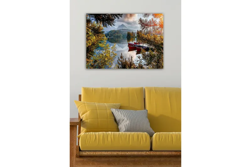 Lerretsbilde - Rolig innsjø med røde båter omgitt av frodige trær og fjell i bakgrunnen - Grønn / Rød / Blå - Innredning - Bilder & kunst - Lerretsbilder