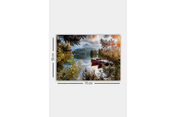 Lerretsbilde - Rolig innsjø med røde båter omgitt av frodige trær og fjell i bakgrunnen - Grønn / Rød / Blå - Innredning - Bilder & kunst - Lerretsbilder