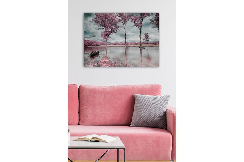 Lerretsbilde - Rosa trær ved en speilblank innsjø med en båt i forgrunnen - Rosa / Grå / Blå - Innredning - Bilder & kunst - Lerretsbilder