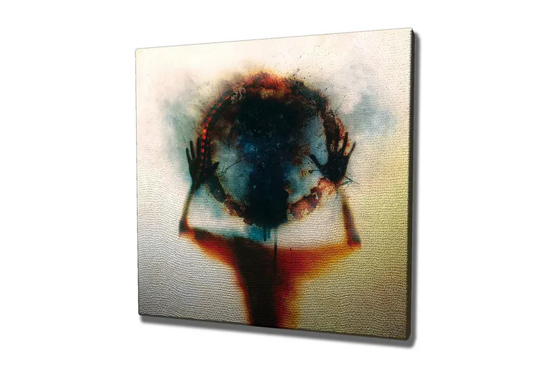 Lerretsbilde - Silhuett av en person som holder en sirkel av farger og lys, Svart / Blå / Rød