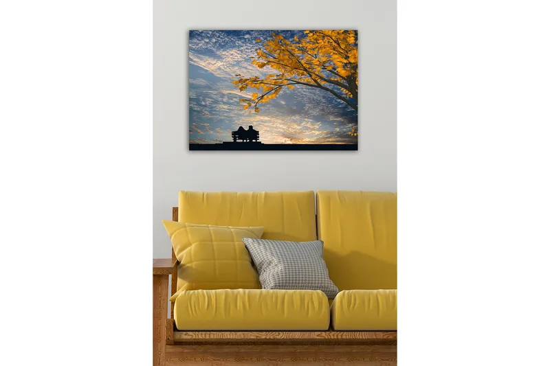Lerretsbilde - Silhuett av et par som sitter på en benk under et tre med gyldne høstblader - Gull / Blå / Svart - Innredning - Bilder & kunst - Lerretsbilder
