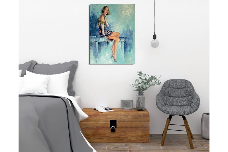 Lerretsbilde - Sittende kvinne i elegant kjole med en forførende positur - Blå / Beige / Brun - Innredning - Bilder & kunst - Lerretsbilder