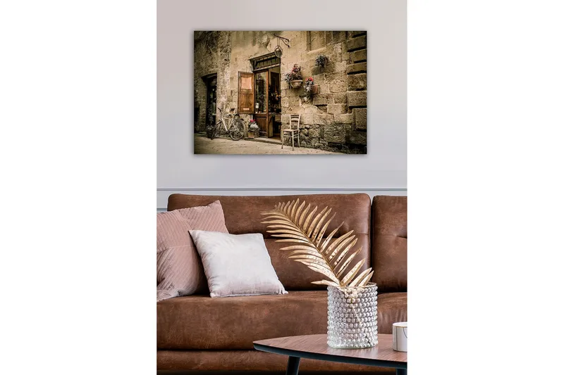 Lerretsbilde - Sjarmerende gatebilde med sykkel og åpen dør til butikk - Beige / Brun / Grønn - Innredning - Bilder & kunst - Lerretsbilder