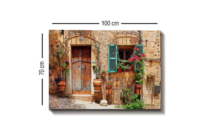 Lerretsbilde - Sjarmerende husfasade med blomster og grønne skodder - Terrakotta / Grønn / Beige - Innredning - Bilder & kunst - Lerretsbilder