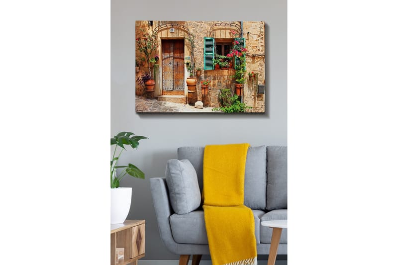 Lerretsbilde - Sjarmerende husfasade med blomster og grønne skodder - Terrakotta / Grønn / Beige - Innredning - Bilder & kunst - Lerretsbilder