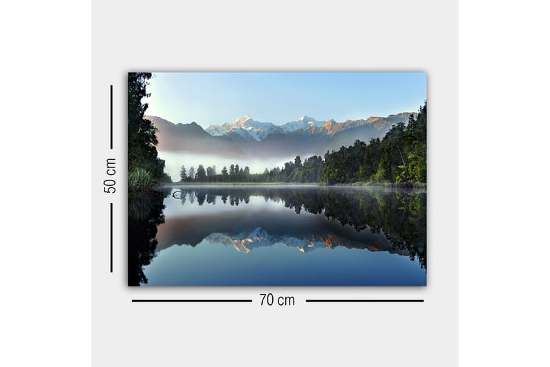 Lerretsbilde - Speillignende fjell og skog ved en stille innsjø - Mørk grønn / Blå / Hvit - Innredning - Bilder & kunst - Lerretsbilder