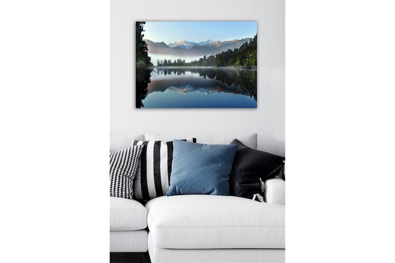 Lerretsbilde - Speillignende fjell og skog ved en stille innsjø - Mørk grønn / Blå / Hvit - Innredning - Bilder & kunst - Lerretsbilder
