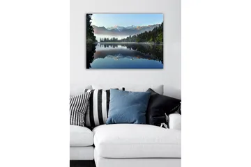 Lerretsbilde - Speillignende fjell og skog ved en stille innsjø - Mørk grønn / Blå / Hvit - Innredning - Bilder & kunst - Lerretsbilder