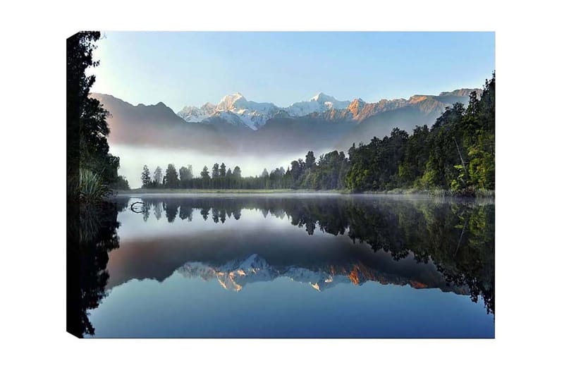 Lerretsbilde - Speillignende fjell og skog ved en stille innsjø - Mørk grønn / Blå / Hvit - Innredning - Bilder & kunst - Lerretsbilder