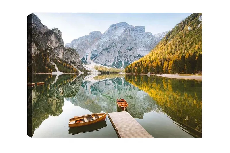 Lerretsbilde - Speillignende innsjø med fjell og høstfargede trær, Grønn / Oransje / Blå