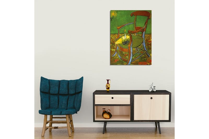 Lerretsbilde - Stående stol med tent lysestake og gul duk - Grønn / Brun / Gul - Innredning - Bilder & kunst - Lerretsbilder