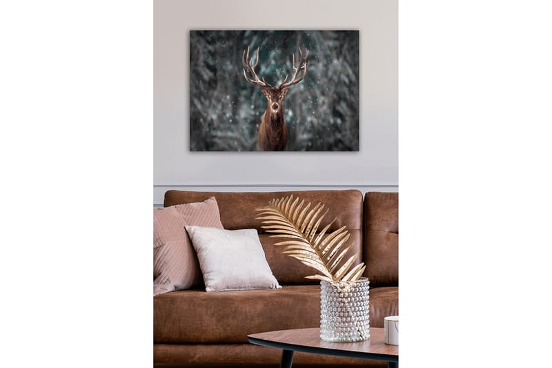 Lerretsbilde - Statlig elg med imponerende gevir i et snødekt skogsmiljø - Brun / Grå / Hvit - Innredning - Bilder & kunst - Lerretsbilder
