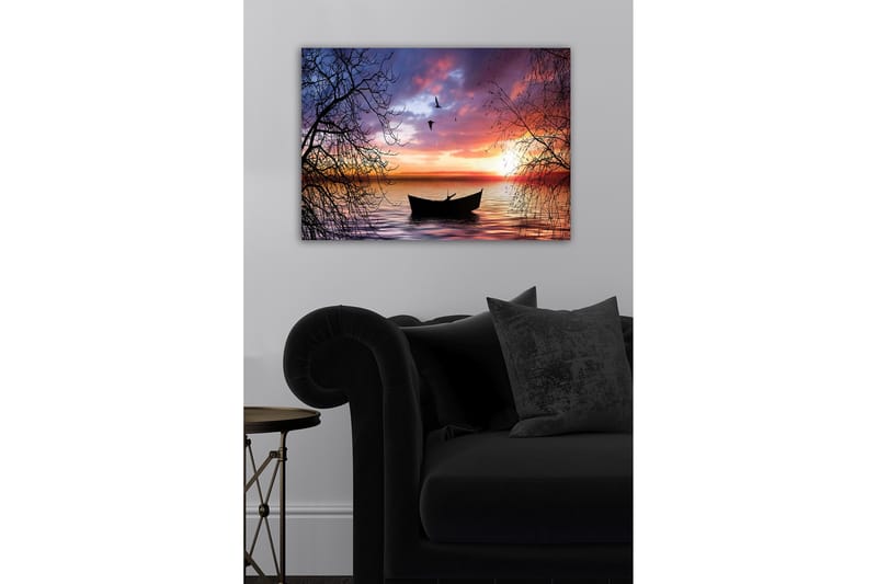 Lerretsbilde - Stemningsfull solnedgang over en rolig innsjø med en båt i fokus - Lilla / Oransje / Svart - Innredning - Bilder & kunst - Lerretsbilder