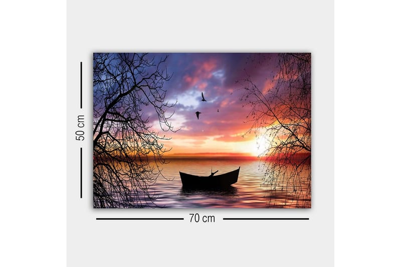 Lerretsbilde - Stemningsfull solnedgang over en rolig innsjø med en båt i fokus - Lilla / Oransje / Svart - Innredning - Bilder & kunst - Lerretsbilder