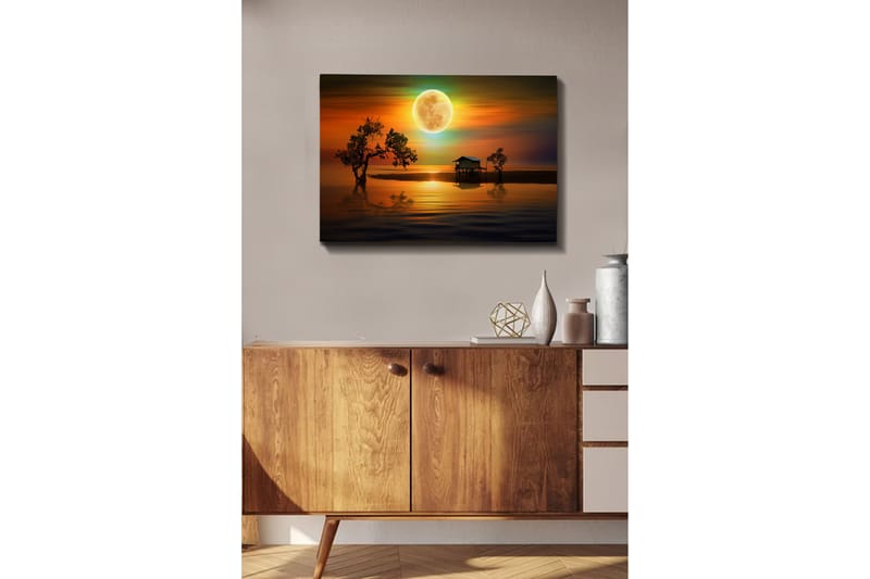 Lerretsbilde - Stemningsfullt landskap med en hytte ved vannet under en stor fullmåne - Oransje / Blå / Grønn - Innredning - Bilder & kunst - Lerretsbilder