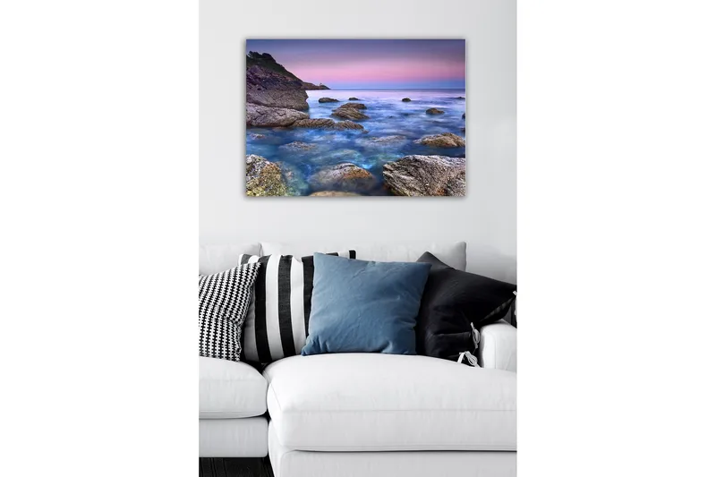 Lerretsbilde - Stemsmessig kystlandskap med klipper og hav - Blå / Grå / Lilla - Innredning - Bilder & kunst - Lerretsbilder