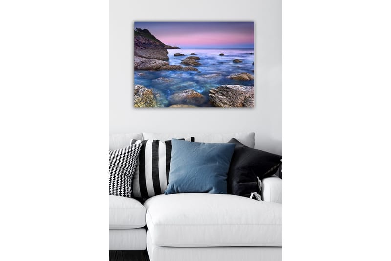 Lerretsbilde - Stemsmessig kystlandskap med klipper og hav - Blå / Grå / Lilla - Innredning - Bilder & kunst - Lerretsbilder