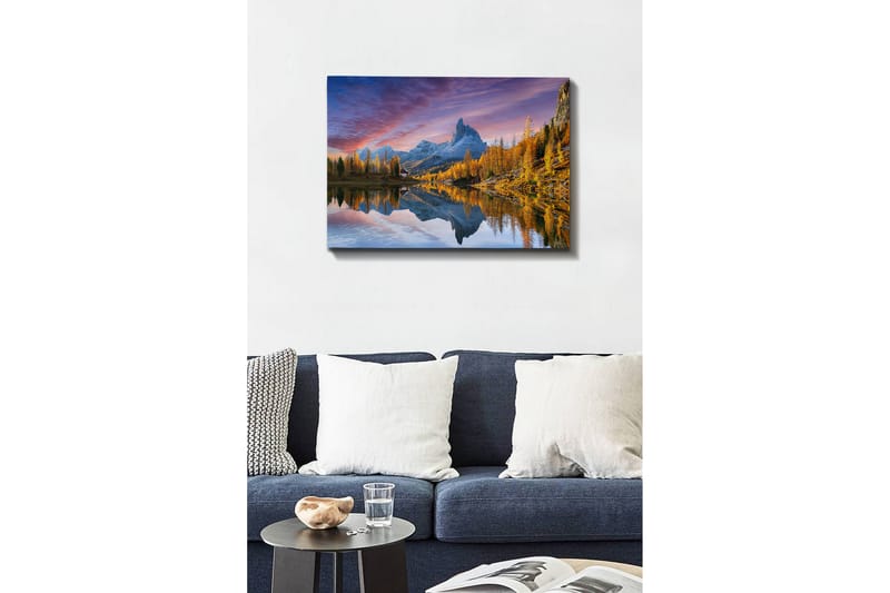 Lerretsbilde - Storslått fjellandskap med refleksjon i innsjø - Gull / Blå / Grå - Innredning - Bilder & kunst - Lerretsbilder