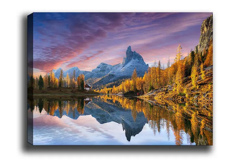 Lerretsbilde - Storslått fjellandskap med refleksjon i innsjø, Gull / Blå / Grå