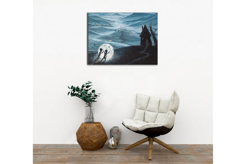 Lerretsbilde - To barn som leker med en stor måne i et drømmeaktig landskap - Mørk blå / Lys grå / Svart - Innredning - Bilder & kunst - Lerretsbilder