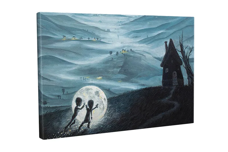 Lerretsbilde - To barn som leker med en stor måne i et drømmeaktig landskap - Mørk blå / Lys grå / Svart - Innredning - Bilder & kunst - Lerretsbilder