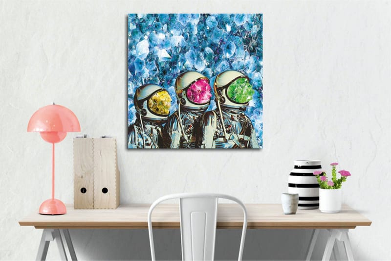 Lerretsbilde - Tre astronauter med fargerike hjelmer i en krystallklar bakgrunn - Blå / Grønn / Rosa - Innredning - Bilder & kunst - Lerretsbilder