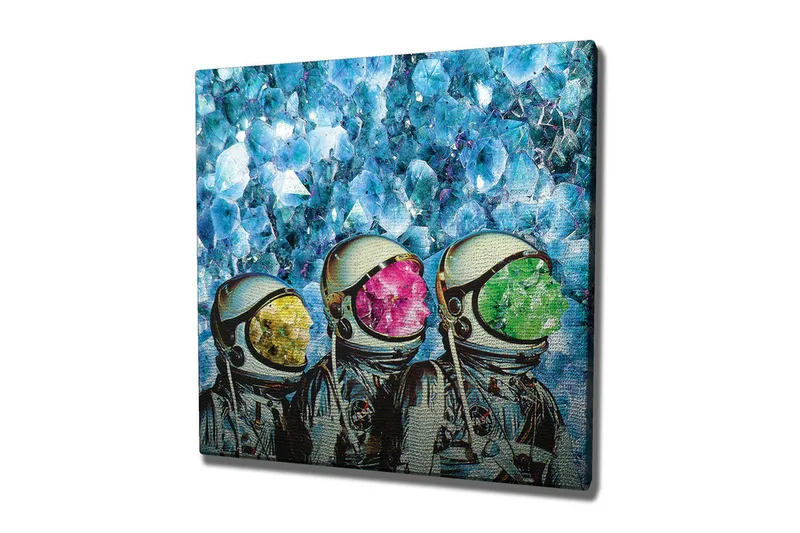 Lerretsbilde - Tre astronauter med fargerike hjelmer i en krystallklar bakgrunn, Blå / Grønn / Rosa