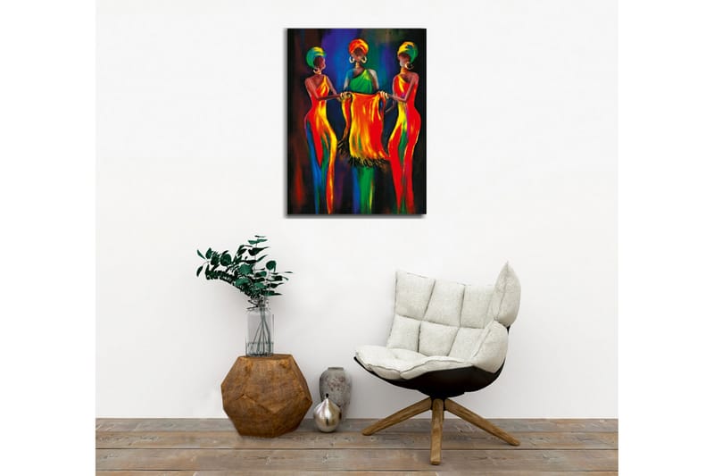 Lerretsbilde - Tre kvinner i fargerike kjoler som holder et stoffstykke sammen - Rød / Gul / Grønn - Innredning - Bilder & kunst - Lerretsbilder
