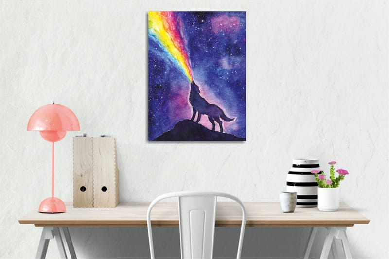 Lerretsbilde - Ulv som hyler mot en fargerik regnbue på nattehimmelen - Mørk blå / lilla / regnbuefarger - Innredning - Bilder & kunst - Lerretsbilder