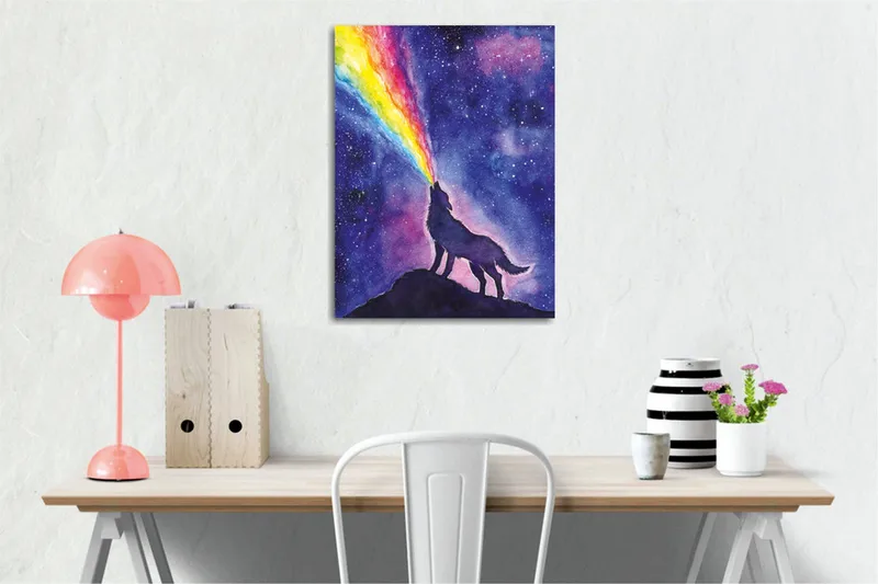 Lerretsbilde - Ulv som hyler mot en fargerik regnbue på nattehimmelen - Mørk blå / lilla / regnbuefarger - Innredning - Bilder & kunst - Lerretsbilder