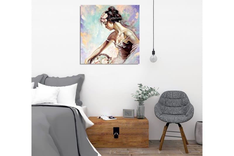 Lerretsbilde - Ung kvinne med blomster i håret lent over en kurv - Lys blå / Beige / Rosa - Innredning - Bilder & kunst - Lerretsbilder