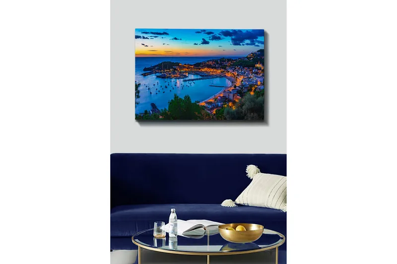 Lerretsbilde - Vakker kystby i skumringen med båter i havnen - Blå / Oransje / Grønn - Innredning - Bilder & kunst - Lerretsbilder