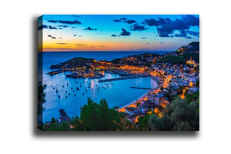 Lerretsbilde - Vakker kystby i skumringen med båter i havnen, Blå / Oransje / Grønn