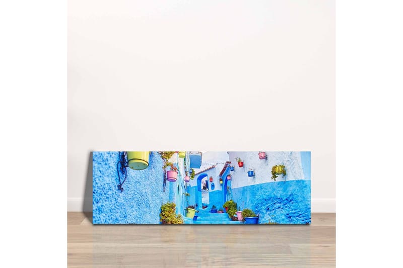 Lerretsbilde - Vakker smug med blå vegger og fargerike blomsterpotter - Blå / Hvit / Gul - Innredning - Bilder & kunst - Lerretsbilder