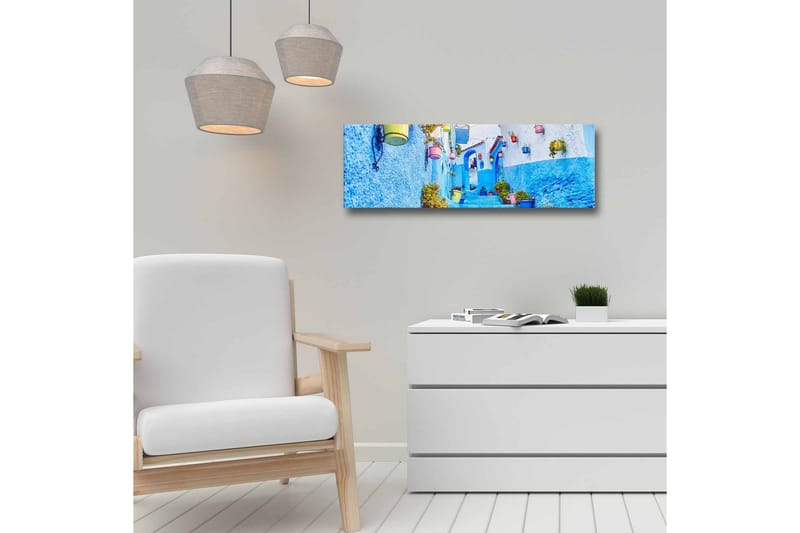 Lerretsbilde - Vakker smug med blå vegger og fargerike blomsterpotter - Blå / Hvit / Gul - Innredning - Bilder & kunst - Lerretsbilder