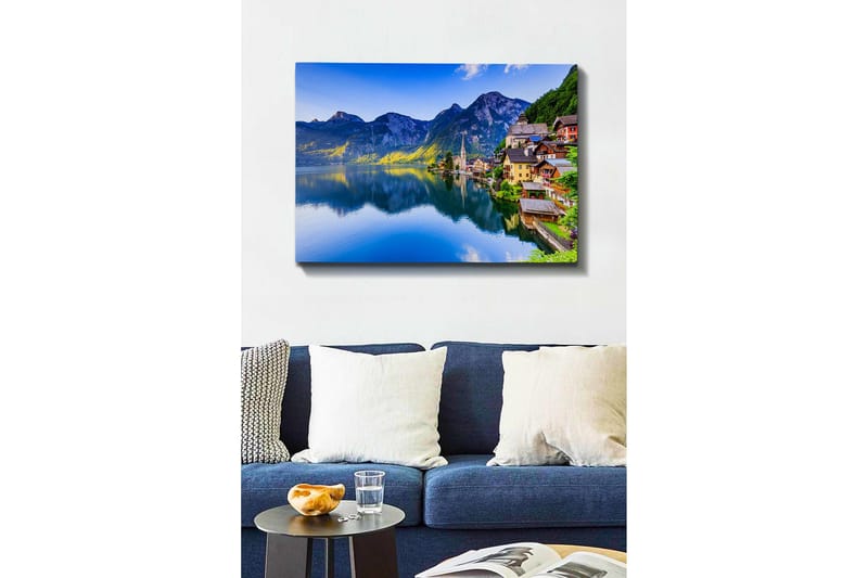 Lerretsbilde - Vakker utsikt over innsjøen med fargerike hus ved kysten og majestetiske fjell i bakgrunnen - Blå / Grønn / Gul - Innredning - Bilder & kunst - Lerretsbilder