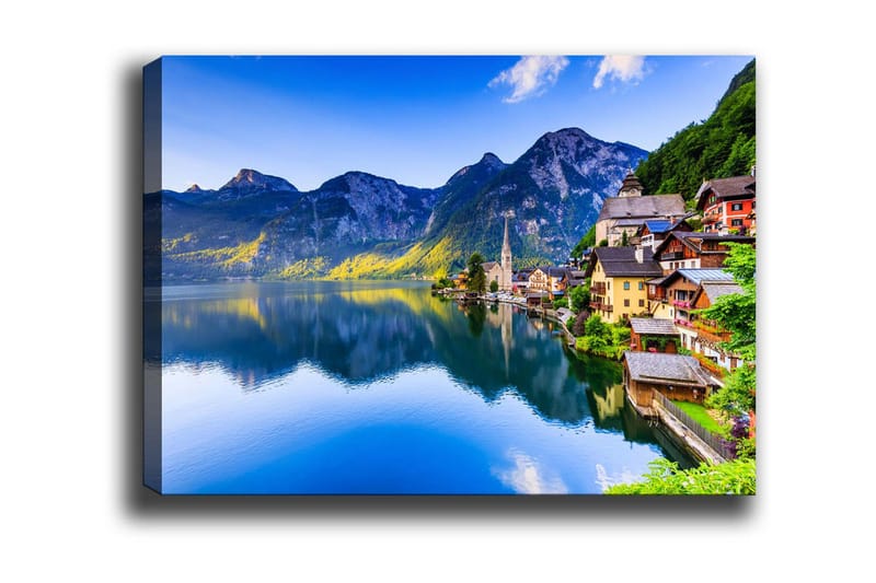 Lerretsbilde - Vakker utsikt over innsjøen med fargerike hus ved kysten og majestetiske fjell i bakgrunnen - Blå / Grønn / Gul - Innredning - Bilder & kunst - Lerretsbilder