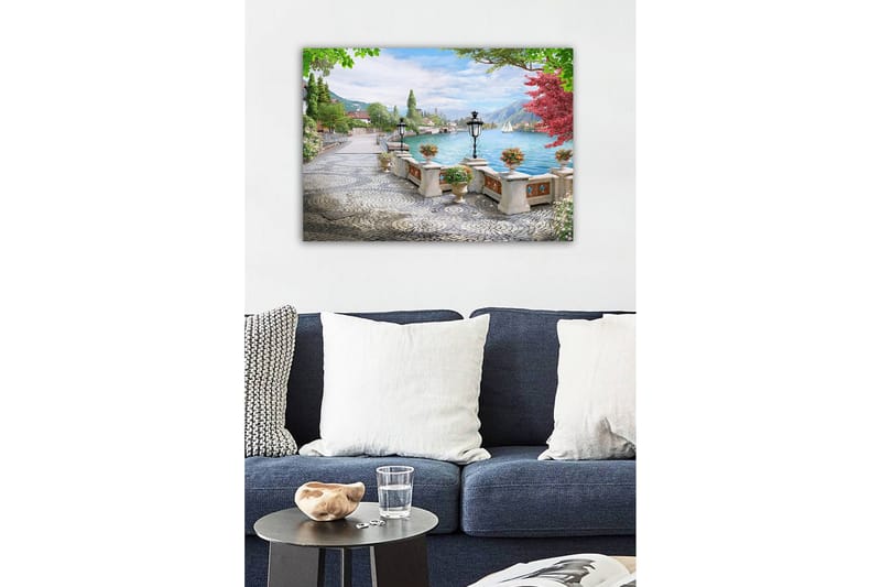 Lerretsbilde - Vakker utsikt over innsjøen med promenade og blomster i potter - Grønn / Blå / Rosa - Innredning - Bilder & kunst - Lerretsbilder