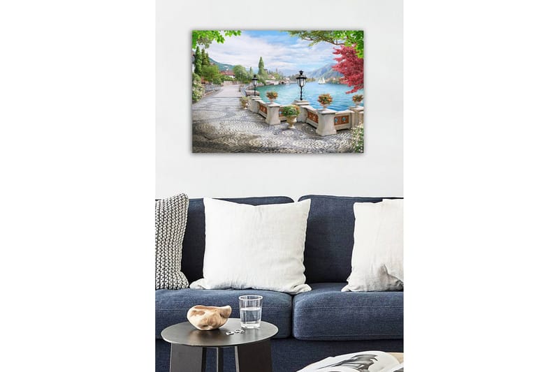Lerretsbilde - Vakker utsikt over innsjøen med promenade og blomster i potter - Grønn / Blå / Rosa - Innredning - Bilder & kunst - Lerretsbilder